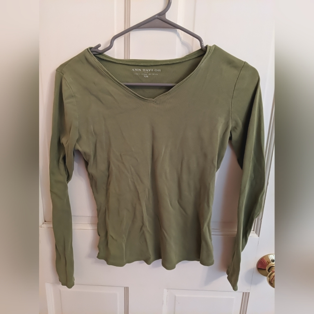 Ann Taylor Mixed Media V-Neck Women's Top - Autumn Meadow Green, Size XS